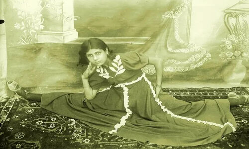 قاب تاریخ؛ از «ماهیگیری نوۀ ناصرالدین شاه» تا «احمدشاه در مجلس»