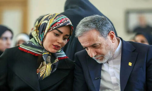 اشک‌های بی‌امان همسر دوم عراقچی در خاکسپاری بدرالسادات عراقچی