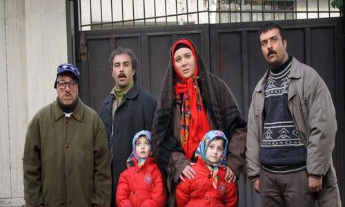شیطنت سارا و نیکا خواهرای دوقلوی سریال پایتخت با چادر گل گلی مامان بزرگی+عکس