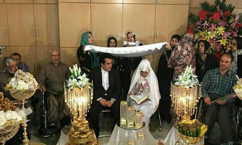 بیوگرافی و زندگی شخصی حسینی بای و همسر چهره عروسکی‌اش