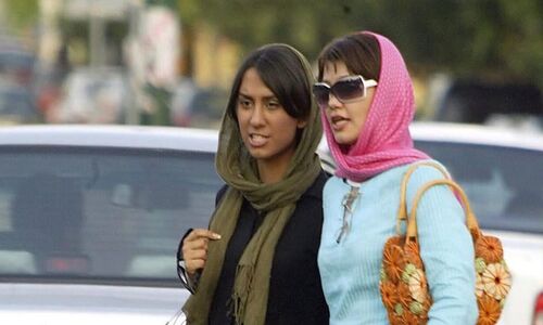 قاب تاریخ|‌ استایل خاص دختران تهرانی در تابستان دهه۸۰ ‌و  کارمند خانم در ‌حال بازی پاسور در کامپیوتر!