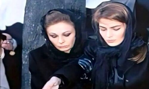 سفر در زمان/  فرح دیبا با ظاهری غمناک سرمزار لیلا پهلوی/ سال 1387