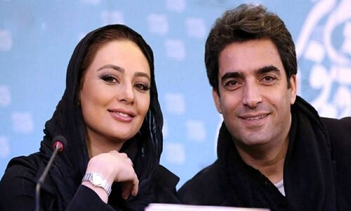 سلفی منوچهر هادی، یکتا ناصر و فرزاد فرزین با نوازنده‌های سنتی در پشت صحنه برنامه منو بشناس